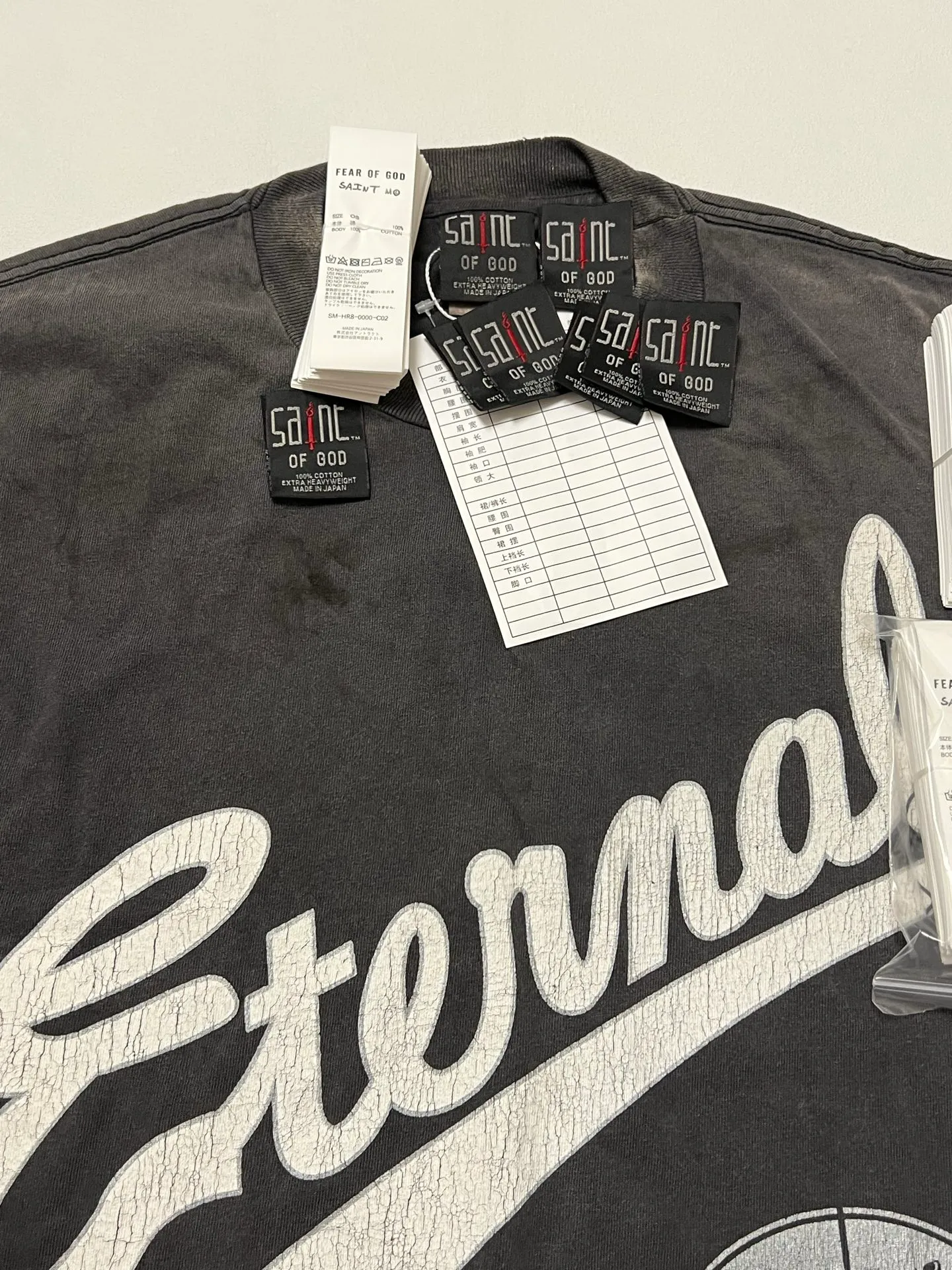 Customized original co-branded main label/wash label SAINT Mxxxxxx × FEAR OF GOD FG_SS TEE/SNT OF GOD/BLK 25SS Heavy FOG co-branded model SAINT OF GOD prayer short sleeves Washed black S-XL This season's blockbuster co-branded model FOG manager JERRY personally carries the goods. The SAINT OF GOD series co-branded has gained quite a lot of buzz. Top-notch printing technology uses silver sand and cracked pulp on the front and rear panels for deep restoration.